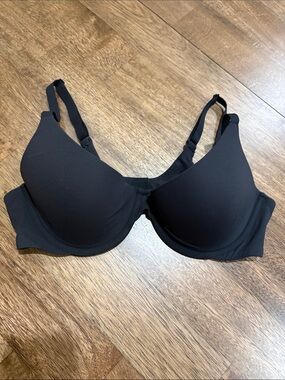 SKIMS Black Bra. 40B. Convertible straps. Underwire
